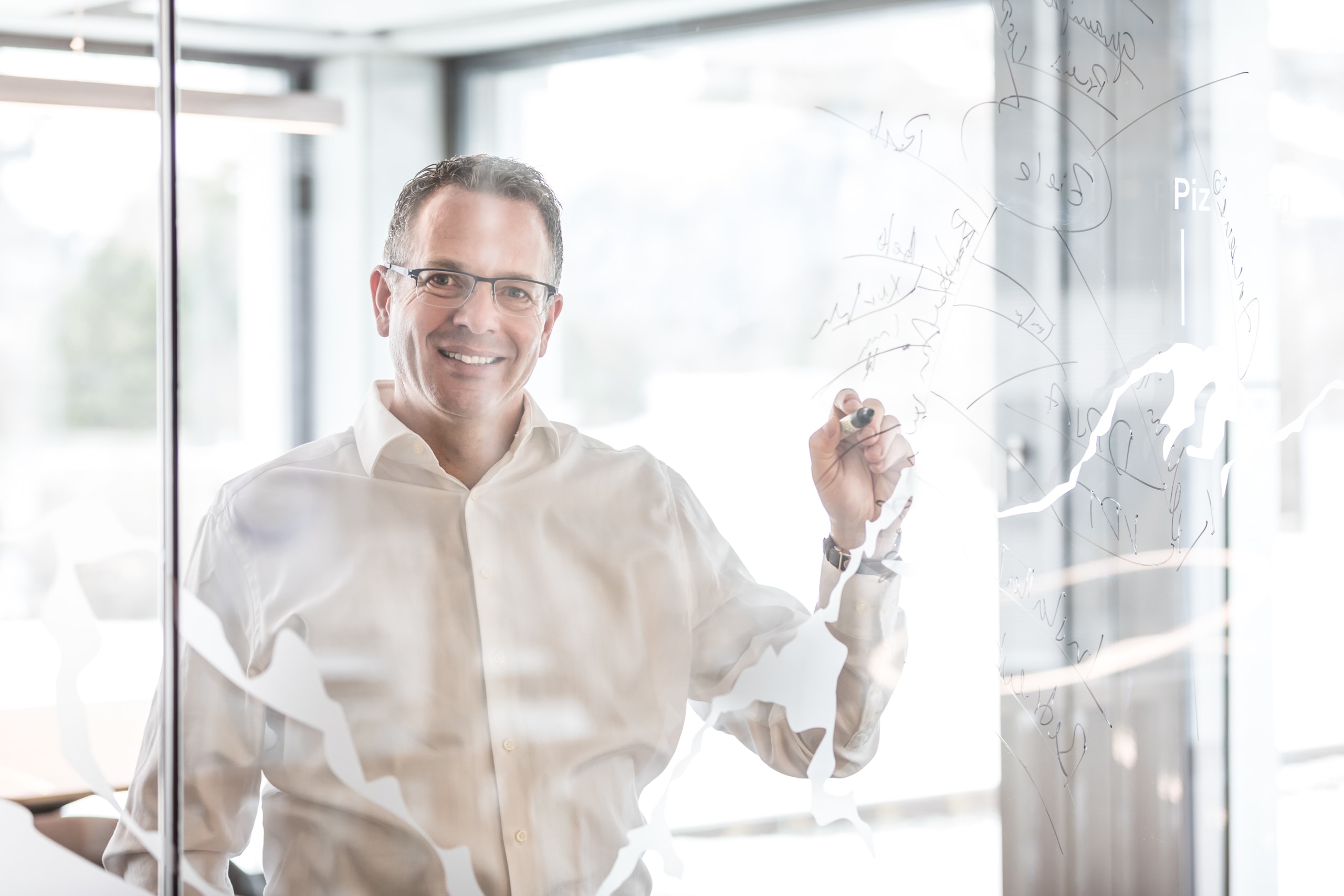 Roland Obrist an der Glaswand